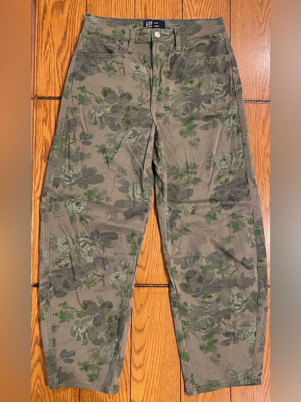 Gap Denim Green Floral Barrel Jeans, size 4/27